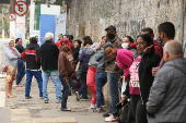 Fila na zona leste paulistana no primeiro dia do pagamento do Auxílio Brasil de R$ 600