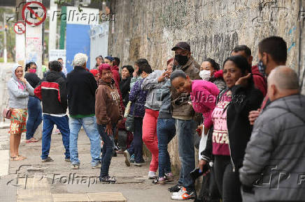 Fila na zona leste paulistana no primeiro dia do pagamento do Auxílio Brasil de R$ 600