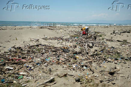 Atlantic Ocean protected from garbage by Ocean Cleanup barriers in Guatemala