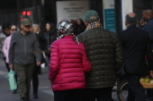 Pedestres enfrentam o frio em São Paulo