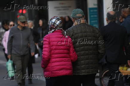 Pedestres enfrentam o frio em São Paulo