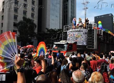 Políticos participam da abertura da parada lgbt