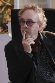Tim Burton emerge del panteón más grande de México con clase magistral para aficionados