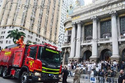 O corpo da cantora Preta Gil, saindo do Theatro Municipal, em cortejo no carro do corpo de bombeiros
