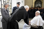 El papa visita una cárcel romana por Jueves Santo durante su convalecencia