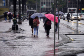 Pedestres enfrentam chuva moderada na região central e SP