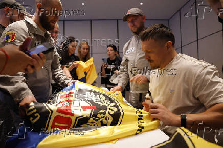 Oleksandr Usyk meets Ukrainian war veterans ahead of his fight against Daniel Dubois