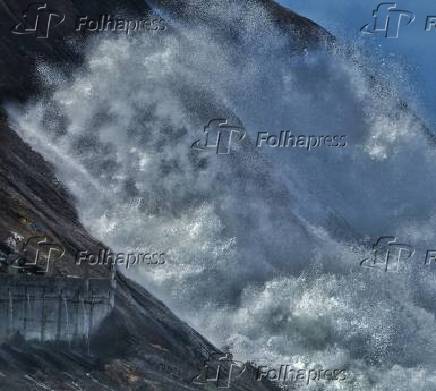 Ressaca na praia do Leme no Rio de Janeiro