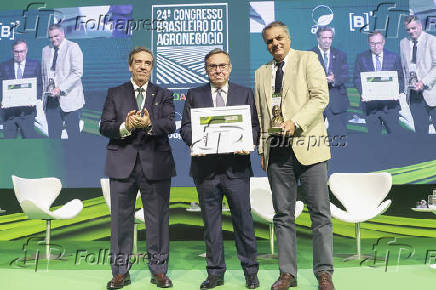 Homenagem a alexandre parola, com o ney bittencourt de araújo na 24º congresso brasileiro do agronegócio