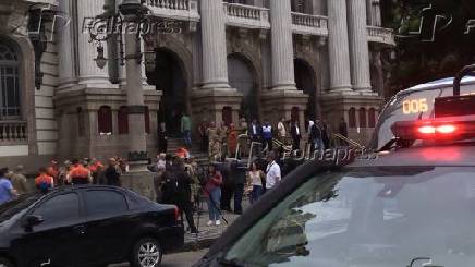 Missa de 7º dia homenageia policiais mortos em megaoperacao no Rio