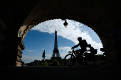 The Pont de Bir-Hakeim bridge and the Eiffel Tower in Paris