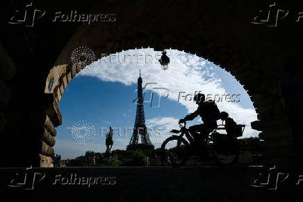 The Pont de Bir-Hakeim bridge and the Eiffel Tower in Paris