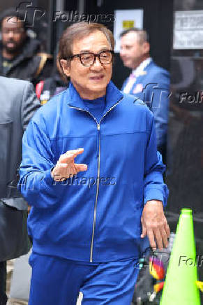 Jackie Chan é visto na região da Times Square na cidade de Nova York
