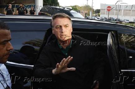 O ex-presidente Jair Bolsonaro fala com a imprensa após prestar depoimento na PF