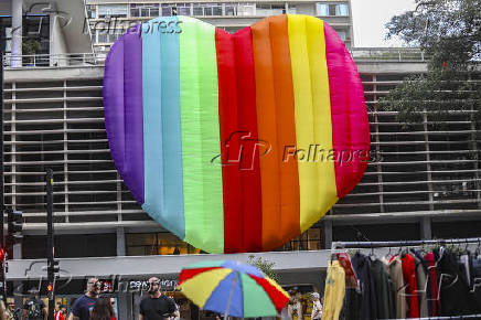 Fachada do Conjunto Nacional com decoração LGBT