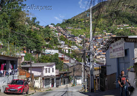 Vista de área com habitações em encosta em Teresópolis, no Rio
