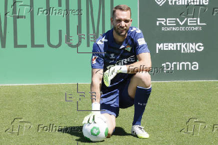 El portero Pau López y el central argentino Valentín Gómez son presentados como nuevos jugadores del Real Betis