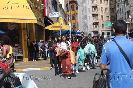 Movimentação na rua 25 de Março em São Paulo