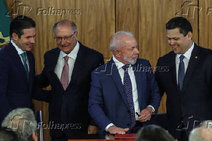 Lula assina MP com R$ 30 bi para setores atingidos pelo tarifaço