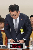 SK Telecom head attends parliamentary session