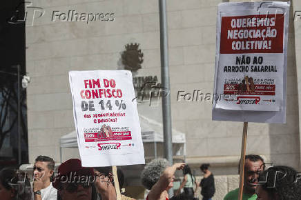 Servidores municipais fazem protesto no viaduto do Chá, no centro de São Paulo