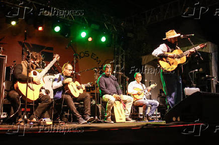 Virada Cultural - Cantor e violeiro Xangai no palco da Sé