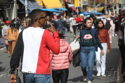 Movimentação na rua 25 de Março