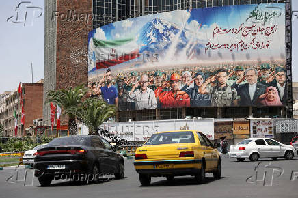 Billboard of Iranians supporting their country in Tehran