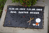 Fãs de Raul Seixas visitam o túmulo do cantor em Salvador