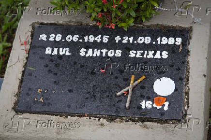 Fãs de Raul Seixas visitam o túmulo do cantor em Salvador