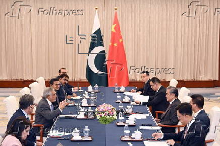 Pakistani deputy prime minister visits China
