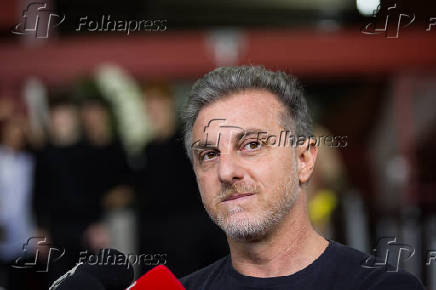 Luciano Hulk durante velório do empresário Abilio Diniz