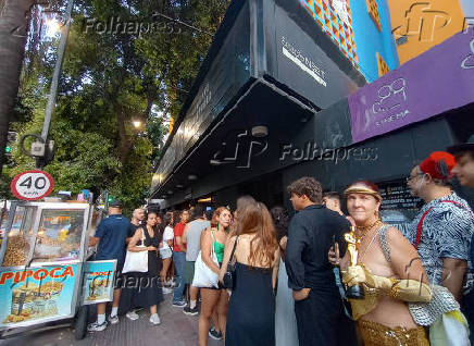 Público aguardando para assistir a transmissão do Oscar 2025 