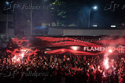 AeroFla: Mobilização da torcida do Flamengo na chegada do ônibus da delegação do clube no Aeroporto do Galeão.