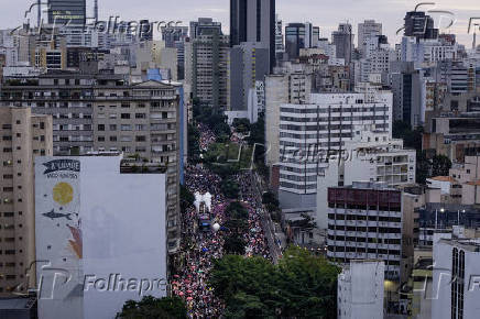 Parada LGBT+ é realizada na avenida Paulista