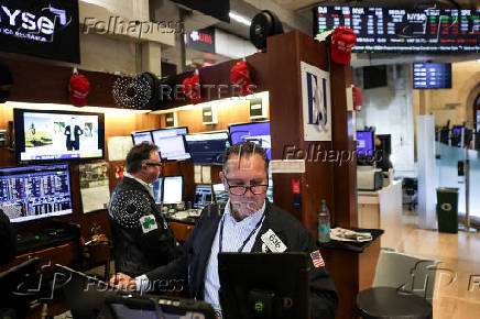 Traders work on the floorat the New York Stock Exchange (NYSE) in New York City