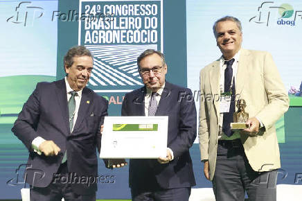 Homenagem a alexandre parola, com o ney bittencourt de araújo na 24º congresso brasileiro do agronegócio