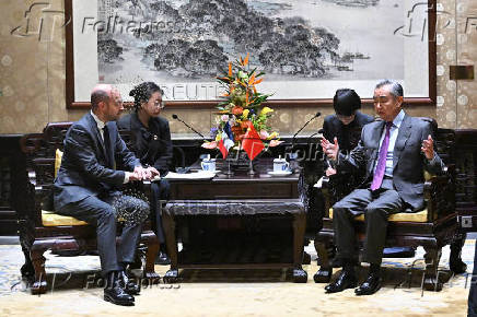 French foregin minister meets with Chinese counterpart in Beijing