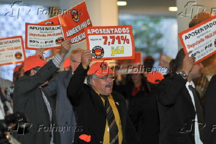 Aposentados protestam no salão verde