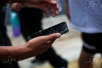 Celular em rua de SP