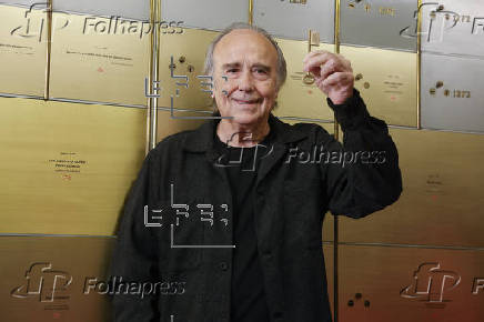 Serrat deposita su legado en el Instituto Cervantes