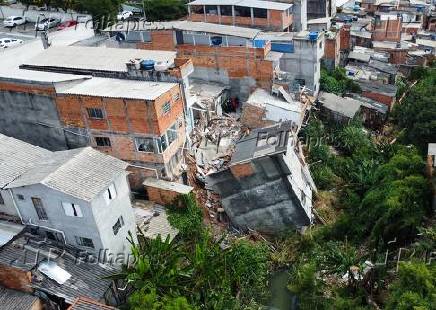 Agentes da subprefeitura de Itaquera e GCMs inspecionam casas para demolição