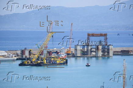 Floating crane arrives in Palermo for 'Bayesian' seabed recovery