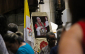 Fiéis rezam diante da imagem do Papa eleito Leão XIV  na catedral da Sé