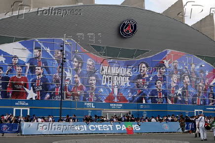 PSG team celebrate with fans at Parc de Princes