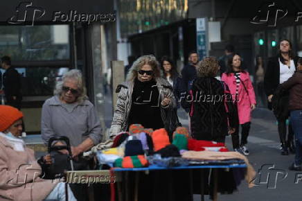 Pedestres enfrentam o frio em São Paulo