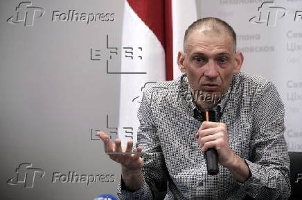 Belarus opposition leader Tikhanovsky reunites with wife in Lithuania after release