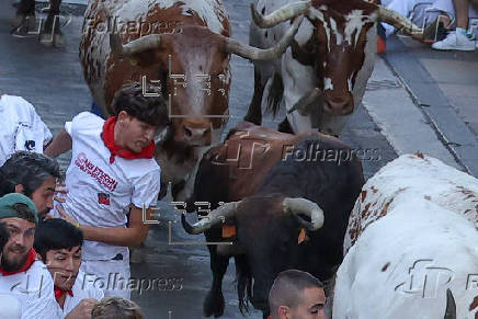 Los peligrosos Cebada Gago protagonizan el segundo encierro de los Sanfermines