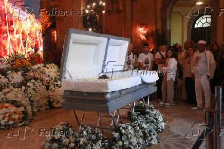 Velorio da preta gil no teatro municipal