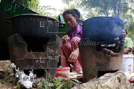 Thai-Cambodian border clashes continue for fourth day displacing tens of thousands
